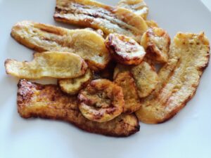 Plátano maduro frito en freidora de aire