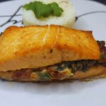 salmon relleno en la freidora de aire