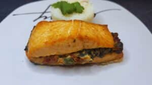 salmon relleno en la freidora de aire